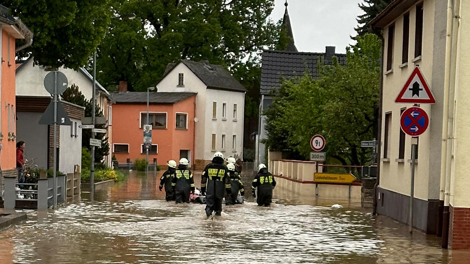 Teile des Landkreises Limburg-Weilburg waren vom Unwetter am Donnerstagabend extrem betroffen. Schnell standen die Straßen in Eschhofen-Mühlen unter Wasser.  Fotos: Feuerwehr Limburg/Bernhard Wagner