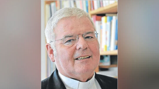 Pfarrer greift eigene Kirche an Pfarrer greift eigene Kirche an