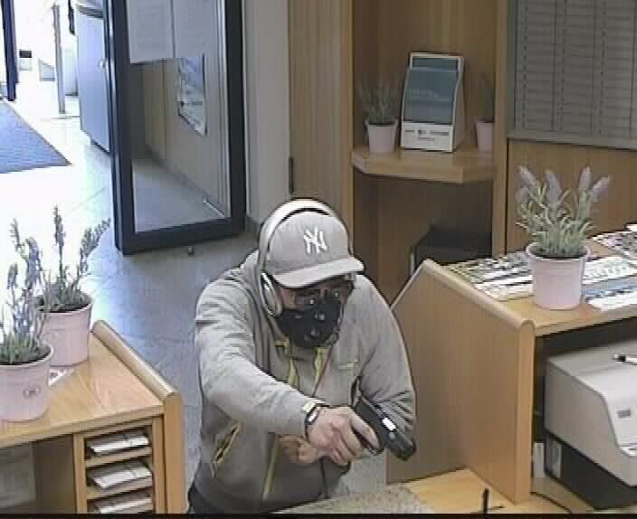 Bank Uberfall Ein bewaffneter Tter hatte am Donnerstag, 25. Juli, die Volksbankfiliale in Burgbrohl berfallen