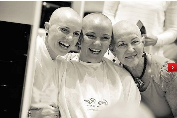Millionen sind gerührt: Haare ab für krebskranke Freundin - News ...  width=