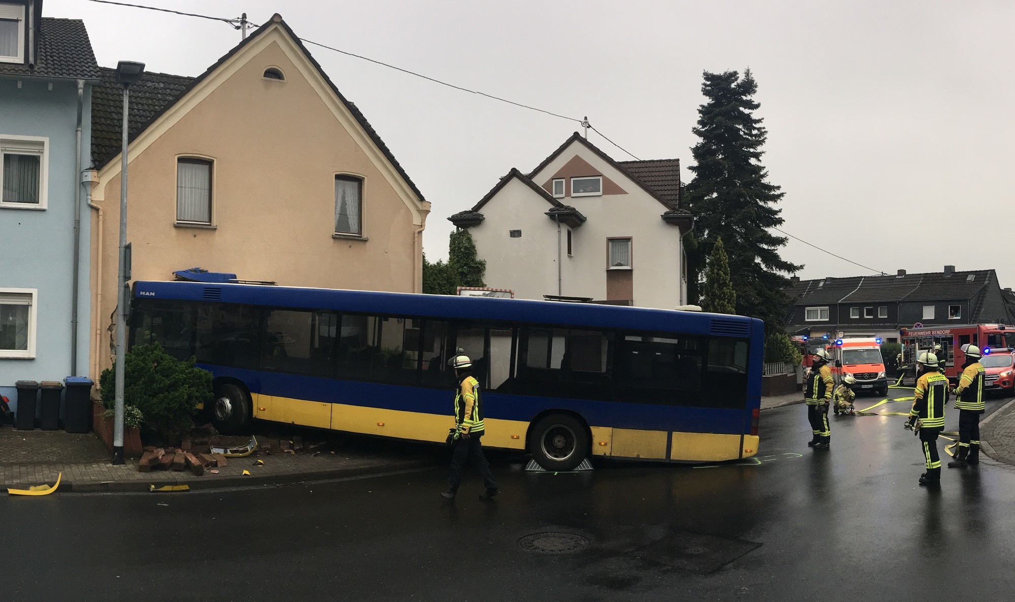 Spektakulärer Unfall: Bus kracht in Bendorfer Wohnhaus