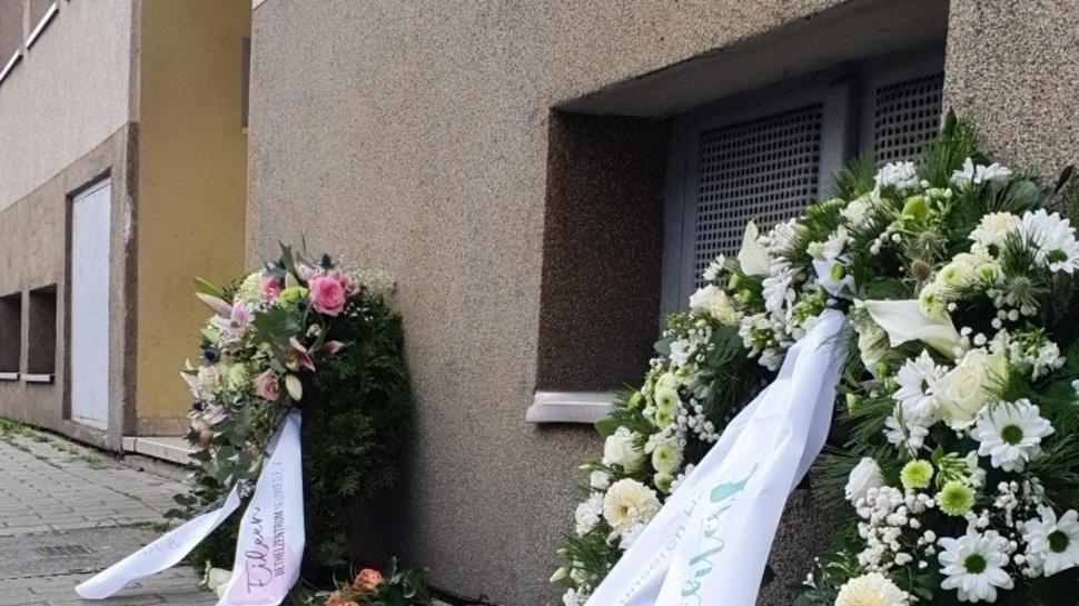 Trauerkränze werden nach der Beerdigung im Dezember vor dem Haus abgelegt: Hier in der Baederkerstraße 15-17 in Koblenz-Rauental lebte die 31-jährige Bulgarin, die als Prostituierte arbeitete und einen grausamen Tod fand.