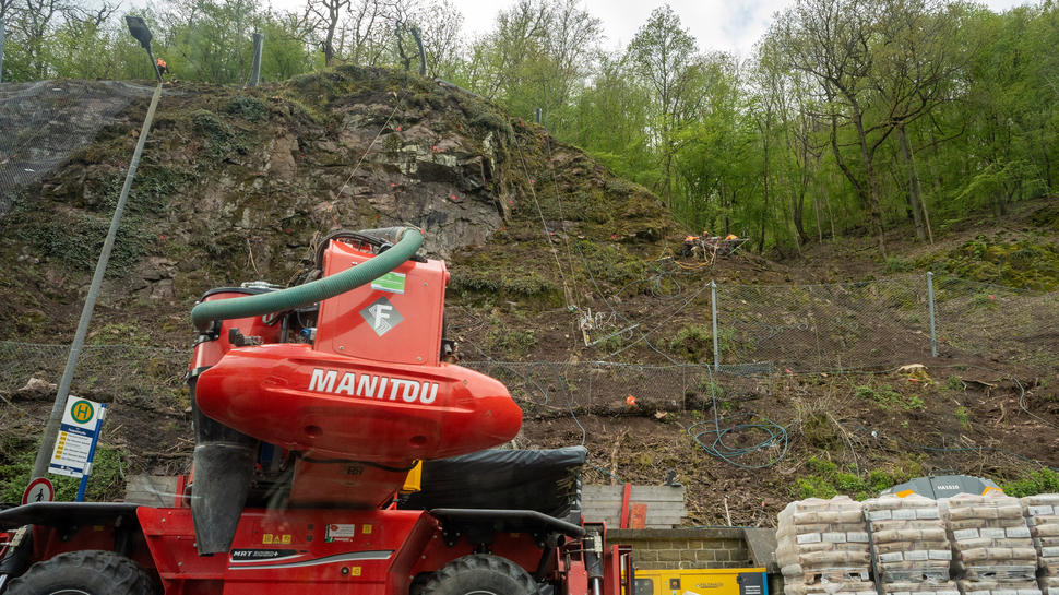 Die Felssicherungsarbeiten in der Mainzer Straße vor der Pappelstraße sind fast beendet. Nächste Woche beginnt der nächste Bauabschnitt mit neuen Sperrungen.  Foto: Hosser