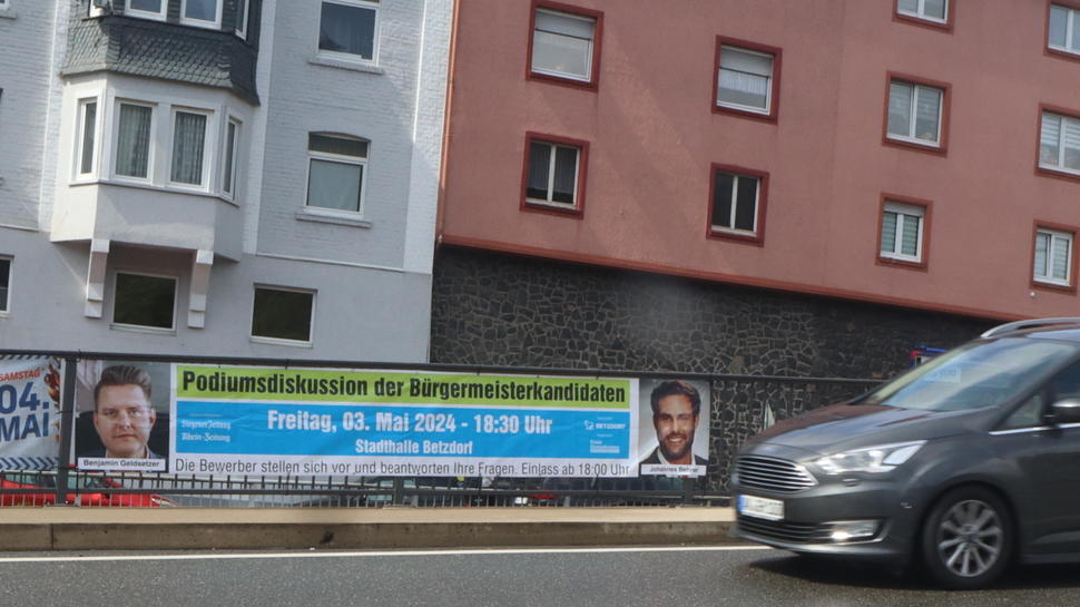 EIn Plakat auf der Steinerother Straße macht auf die Podiumsdiskussion der beiden Bürgermeisterkandidaten aufmerksam.  Foto: Thomas Leurs