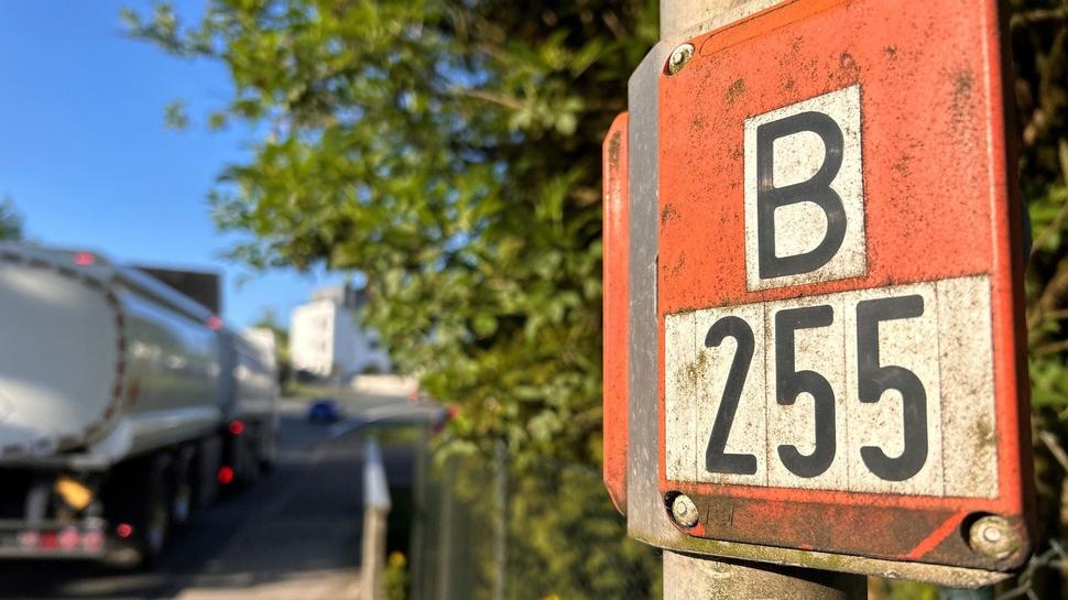 Die Bundesstraße 255 ist eine der wichtigsten Verkehrsachsen im Westerwald. Doch sie raubt vielen Ortschaften ein Stück Lebensqualität. Was sollte man also tun? Foto: Markus Eschenauer