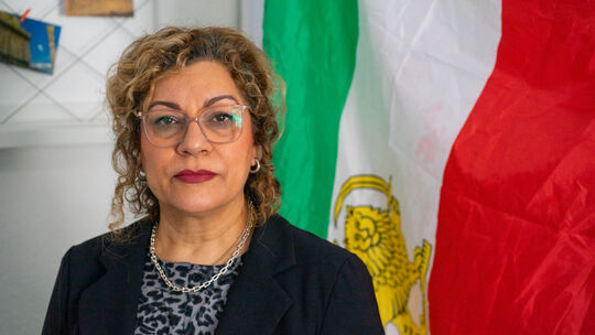 Jilla Rafat leidet aus Koblenz momentan sehr mit ihrem Volk im Iran mit. Der Mut ihrer Landsleute imponiert ihr. Jilla Rafat leidet aus Koblenz momentan sehr mit ihrem Volk im Iran mit. Der Mut ihrer Landsleute imponiert ihr.