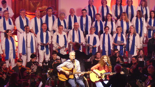 Julia Oschewsky und Marc Kluschat (Mitte) begeisterten in der Pauluskirche als Akustik-Duo Kleingartenanlage gemeinsam mit dem O Julia Oschewsky und Marc Kluschat (Mitte) begeisterten in der Pauluskirche als Akustik-Duo Kleingartenanlage gemeinsam mit dem O