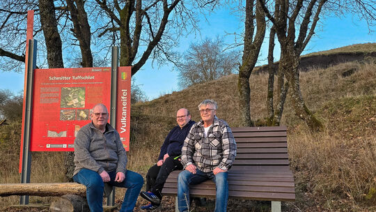 Sitzen gern am Schmitter Tuffschlot: (von links) Orstbürgermeister Wilfried Linden, Florian Linden und Alex Tamann. Auch wenn si Sitzen gern am Schmitter Tuffschlot: (von links) Orstbürgermeister Wilfried Linden, Florian Linden und Alex Tamann. Auch wenn si