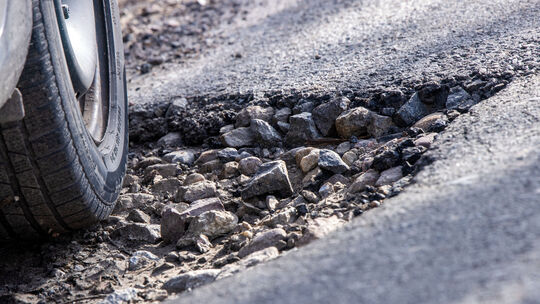 Die Erneuerung kaputter Straßen ist nötig, doch wie und wer dafür bezahlen soll ist Streitthema in vielen Kommunen und auch im L Die Erneuerung kaputter Straßen ist nötig, doch wie und wer dafür bezahlen soll ist Streitthema in vielen Kommunen und auch im L