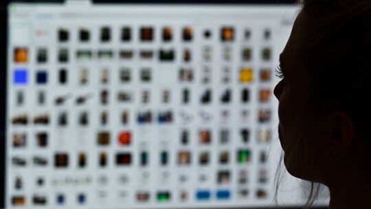 Eine Ermittlerin sitzt vor einem Auswertungscomputer auf der Suche nach Dateien mit kinderpornografischem Inhalt. Symbolbild Eine Ermittlerin sitzt vor einem Auswertungscomputer auf der Suche nach Dateien mit kinderpornografischem Inhalt. Symbolbild