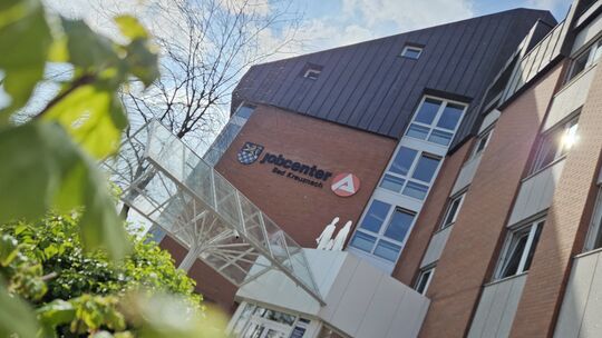 Das Bad Kreuznacher Jobcenter hat im vergangenen Jahr mehr als 10.300 Menschen betreut. Die Bedingungen, um finanzielle Unterstü Das Bad Kreuznacher Jobcenter hat im vergangenen Jahr mehr als 10.300 Menschen betreut. Die Bedingungen, um finanzielle Unterstü