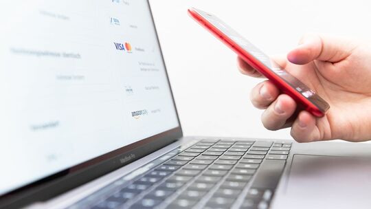 Eine Person tätigt einen Onlinekauf Eine Person tätigt einen Onlinekauf