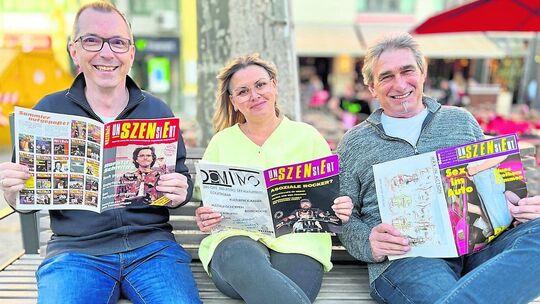 Dirk Fredl (links) und Andreas Nattermann halten eine Ausgabe des vor 35 Jahren in Limburg gegründeten Magazins „Unszensiert“ in Dirk Fredl (links) und Andreas Nattermann halten eine Ausgabe des vor 35 Jahren in Limburg gegründeten Magazins „Unszensiert“ in
