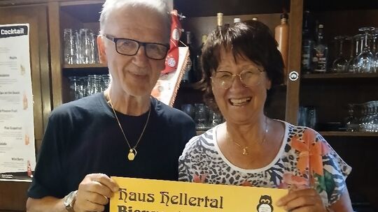 Gastwirtehepaar Willi und Karin Himmrich stellten das Programm der Biergartenkonzerte im Haus Hellertal in Alsdorf vor. Gastwirtehepaar Willi und Karin Himmrich stellten das Programm der Biergartenkonzerte im Haus Hellertal in Alsdorf vor.