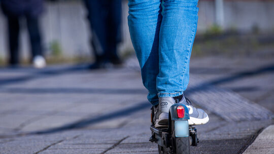 Schwere Verletzungen zog sich ein 71-jähriger E-Scooter-Fahrer bei einem Unfall auf der Alten Nahebrücke in Bad Kreuznach zu. Sy Schwere Verletzungen zog sich ein 71-jähriger E-Scooter-Fahrer bei einem Unfall auf der Alten Nahebrücke in Bad Kreuznach zu. Sy