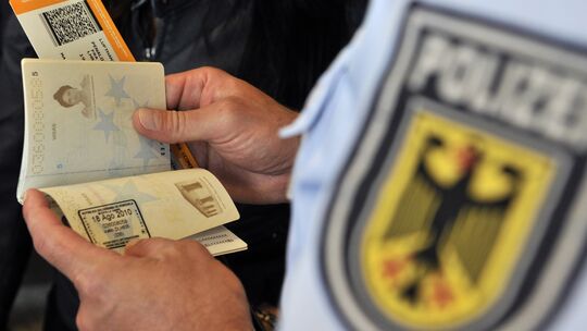 Eine mutmaßliche Betrügerin, die wegen Fluchtgefahr per Haftbefehl gesucht worden war, ist der Bundespolizei am Flughafen Frankf Eine mutmaßliche Betrügerin, die wegen Fluchtgefahr per Haftbefehl gesucht worden war, ist der Bundespolizei am Flughafen Frankf