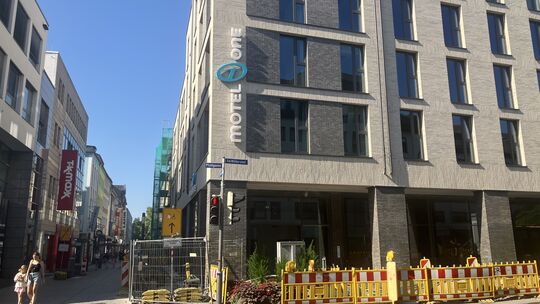 Noch stehen ein paar Absperrungen an der Hotelbaustelle in der Koblenzer Löhrstraße, aber bald kann das Motel One öffnen. Noch stehen ein paar Absperrungen an der Hotelbaustelle in der Koblenzer Löhrstraße, aber bald kann das Motel One öffnen.