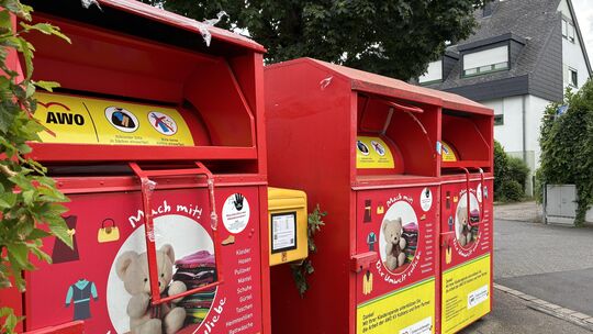 Die AWO-Altkleidercontainer in Koblenz – hier im Stadtteil Rübenach – sind wieder geöffnet. Am Rand der Boxen und an den Griffen Die AWO-Altkleidercontainer in Koblenz – hier im Stadtteil Rübenach – sind wieder geöffnet. Am Rand der Boxen und an den Griffen