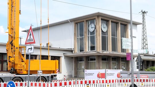 Vor Kurzem begann die Bahn mit den Arbeiten der Korridorsanierung. Doch bis das alte Bahnhofsgebäude in Neuwied einem modernen N Vor Kurzem begann die Bahn mit den Arbeiten der Korridorsanierung. Doch bis das alte Bahnhofsgebäude in Neuwied einem modernen N