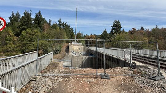 Obwohl die Fußgängerbrücke über die A61 in Boppard-Buchholz abgerissen wurde, können Fußgänger und Radfahrer die andere Seite au Obwohl die Fußgängerbrücke über die A61 in Boppard-Buchholz abgerissen wurde, können Fußgänger und Radfahrer die andere Seite au