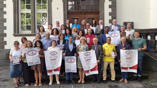 Gruppenfoto vor dem Rathaus mit den Veranstaltern der Interkulturellen Woche. Gruppenfoto vor dem Rathaus mit den Veranstaltern der Interkulturellen Woche.