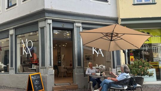 Das Café Moka in der Kreuznacher Neustadt. Davor sitzen zwei Kundinnen und trinken einen Kaffee. Das Café Moka in der Kreuznacher Neustadt. Davor sitzen zwei Kundinnen und trinken einen Kaffee.