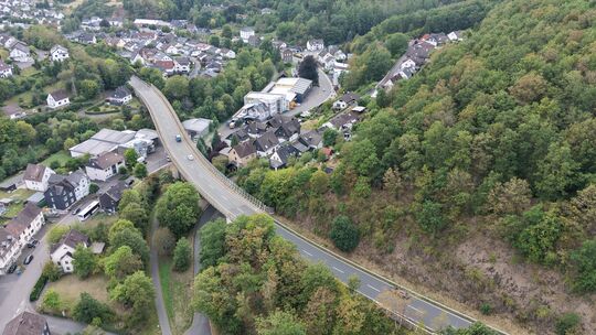 Die Übergangskonstruktion an der Asdorfbrücke in Niederfischbach muss erneuert werden. Dafür ist eine Vollsperrung über mehrere Die Übergangskonstruktion an der Asdorfbrücke in Niederfischbach muss erneuert werden. Dafür ist eine Vollsperrung über mehrere