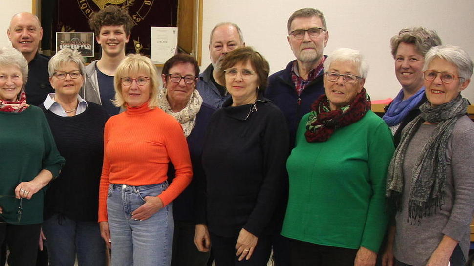 Eine starke Gemeinschaft: Die Sängervereinigung Ingelbach feiert in diesem Jahr ihr 75-jähriges Bestehen. Mit Dirigent Martin Wanner (links) studieren die rund 30 Sängerinnen und Sänger Volkslieder und Popsongs, aber auch Filmmusiktitel, geistliche Lieder und vieles mehr ein.