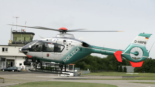 Ein Polizeihubschrauber hebt in Winningen ab (Archivfoto).