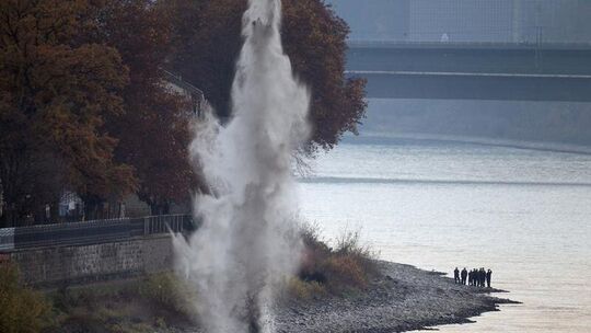 Nebelfass im Rhein in Koblenz gesprengt Nebelfass im Rhein in Koblenz gesprengt