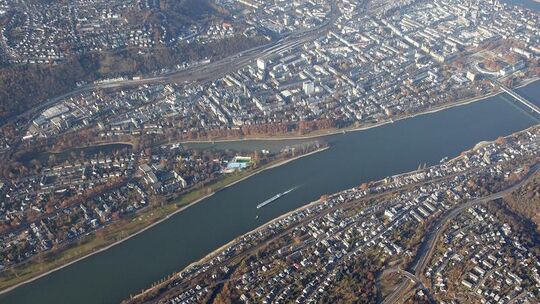Ein Luftbild vom Rhein bei Koblenz