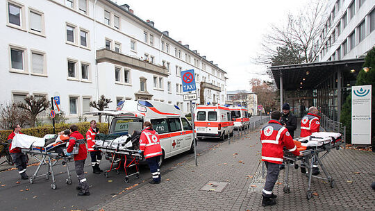 Sanitätskräfte evakuieren am Samstag das Stiftungsklinikum in Koblenz. Das Krankenhaus liegt in dem Gebiet, das am Sonntag wegen