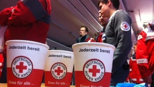 Am Samstag wurde die 1,8-Tonnen-Bombe im Rhein bei Koblenz sichtbar: Die Feuerwehr pumpte Wasser aus dem Becken, das im Rhein du