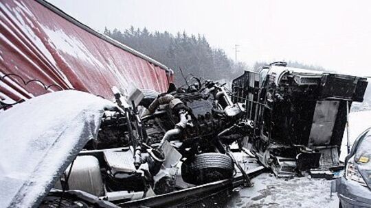 Schneeglätte legt Verkehr auf Autobahn 61 lahm