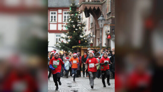 Im Schatten des großen Weihnachtsbaums vor dem historischen Rathaus in Montabaur nahmen 200 Läufer jeden Alters am Nikolaus-Spen