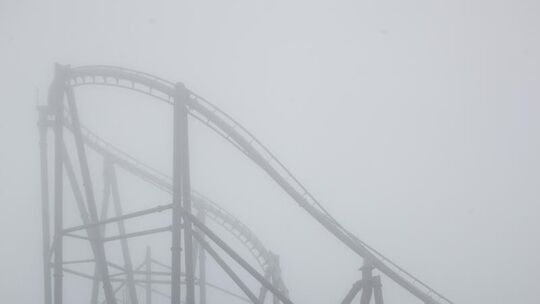 Achterbahn «Ringracer» im Nebel