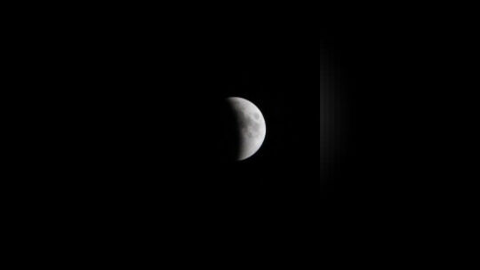 Mondfinsternis im vergangenen Juni (Archivbild): Die Chancen auf freie Sicht aufs Himmelsereignis an diesem Samstag steigen.