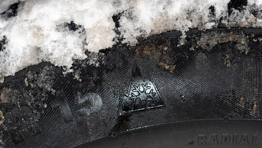 Schnee am Reifen
