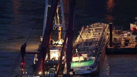 Bergungskräfte bergen das Säuretankschiff «Waldhof»