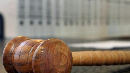 Hölzerner Hammer auf Richterbank