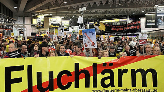 Bilder von der Anti-Fluglärm-Demo am Flughafen Frankfurt