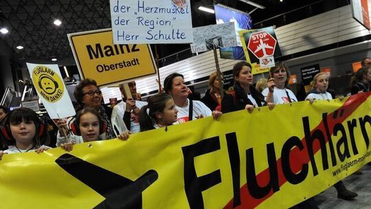 Demonstranten mit Transparenten und Schildern
