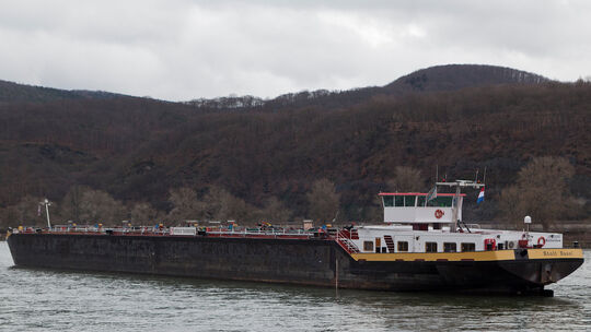 Tankschiff im Rhein auf Grund gelaufen Tankschiff im Rhein auf Grund gelaufen