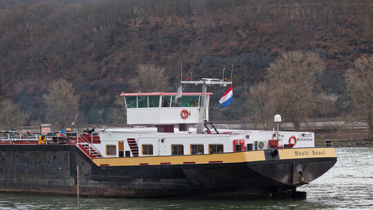 Tankschiff im Rhein auf Grund gelaufen