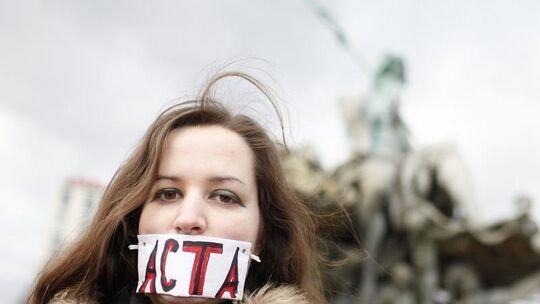 Eine Demonstrantin gegen das Acta-Abkommen in Berlin