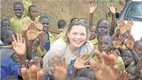 Mittendrin in Afrika: Julia Klöckner wird in Gitanga von Schülern umringt.