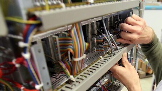 Industrieelektriker bei der Arbeit