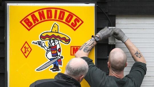 Polizisten neben «Bandidos»-Symbol