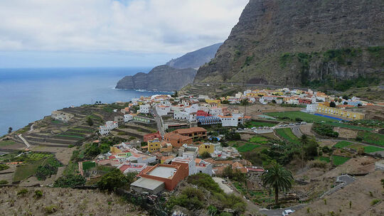 Fotos von La Gomera: Tobende Delfine, steilen Schluchten und mystische Wälder
