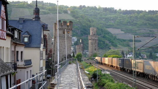 So wie hier in Oberwesel liegen die Bahnschienen vierlerorts in direkter Nähe zu den Wohnhäusern und Gastronomiebetrieben.